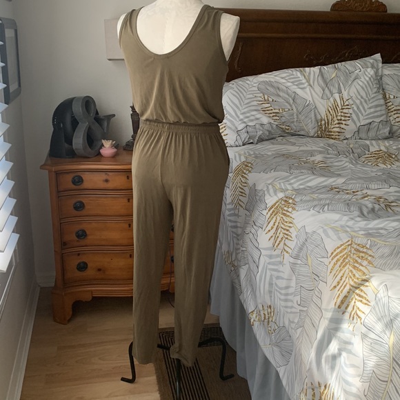 (SOLD)Olive green romper. Size small. - Picture 3 of 4